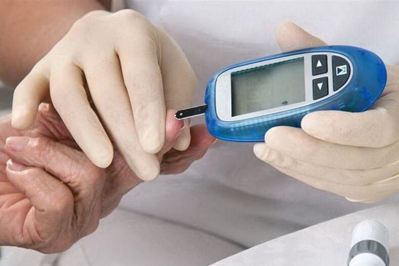 Blutentnahme zur Zuckermessung bei Diabetes